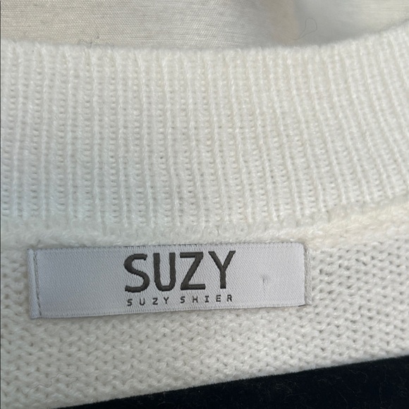 White V-Neck Cable Knit Sweater - Picture 2 of 6